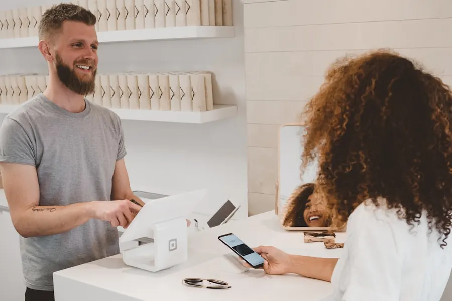 Atención personalizada en mostrador de servicio al cliente