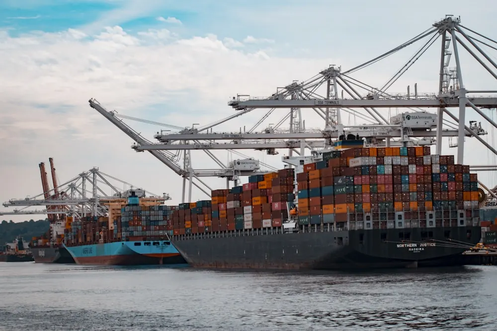 Buque con contenedores en puerto de carga internacional